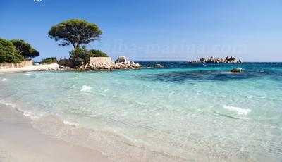 La villa est à 400m de cette plage